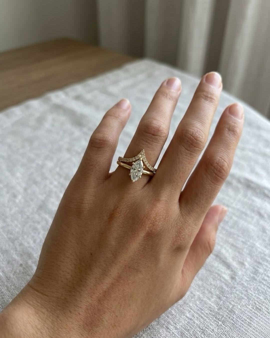 Mano con anillo ALMIR de oro y diamante